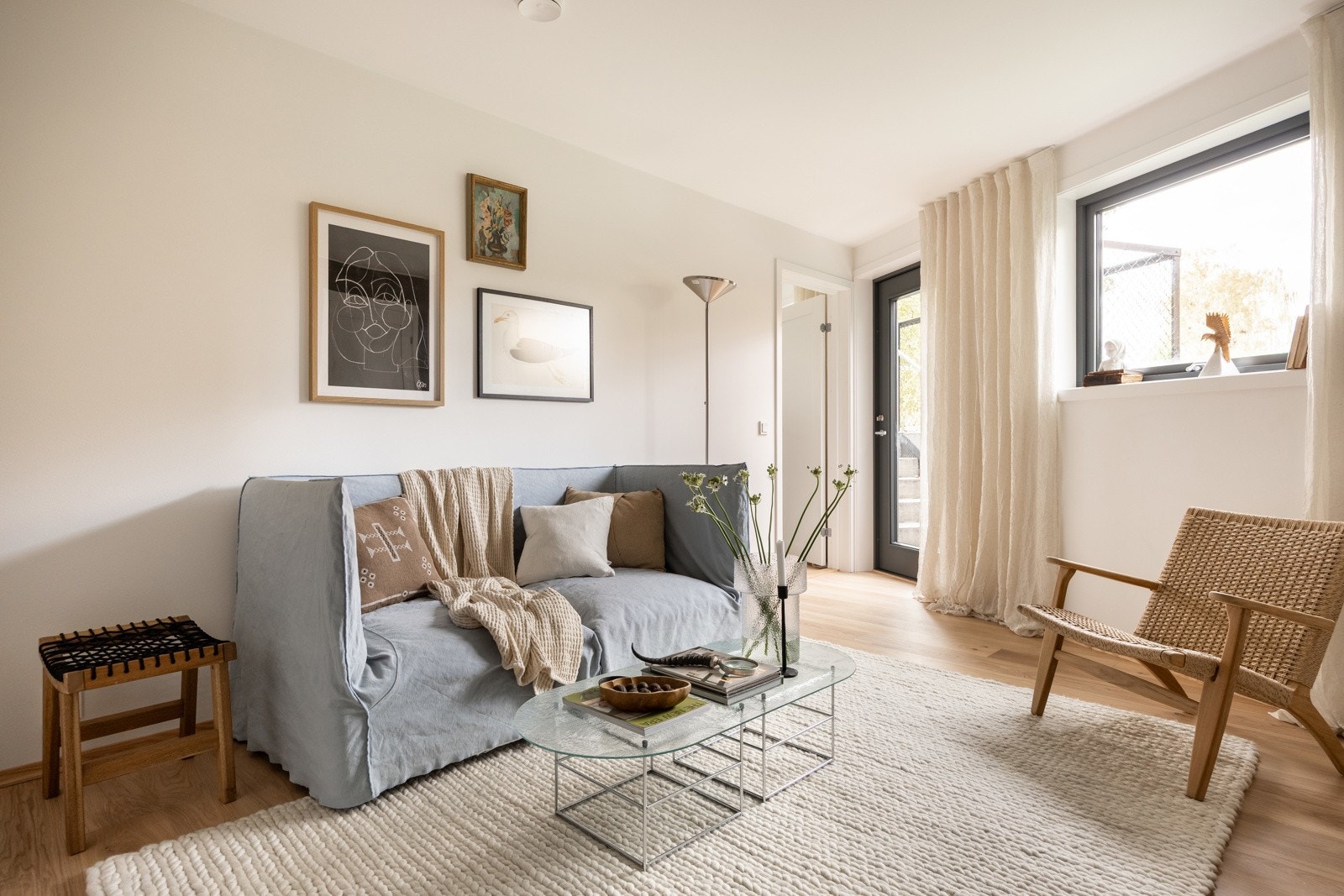 De innvendige bildene er tatt fra nabohuset, men planløsning og kvaliteter er tilnærmet like (se plantegning for nærmere beskrivelse) Galleribilde