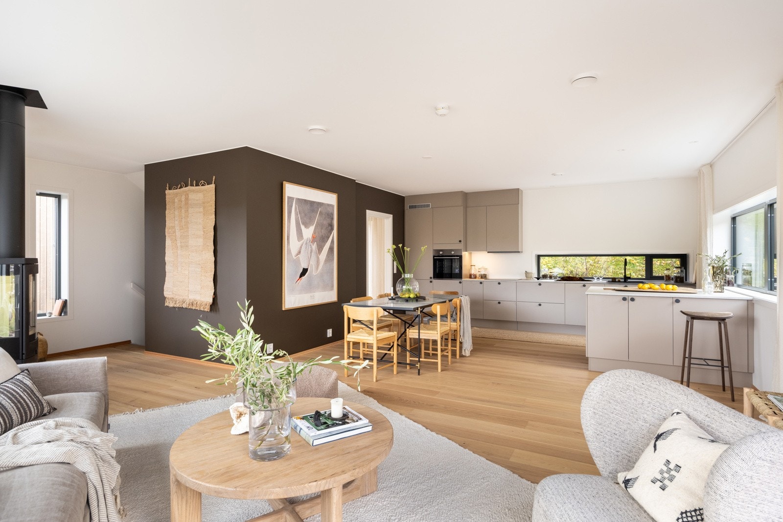 De innvendige bildene er tatt fra nabohuset, men planløsning og kvaliteter er tilnærmet like (se plantegning for nærmere beskrivelse) Galleribilde