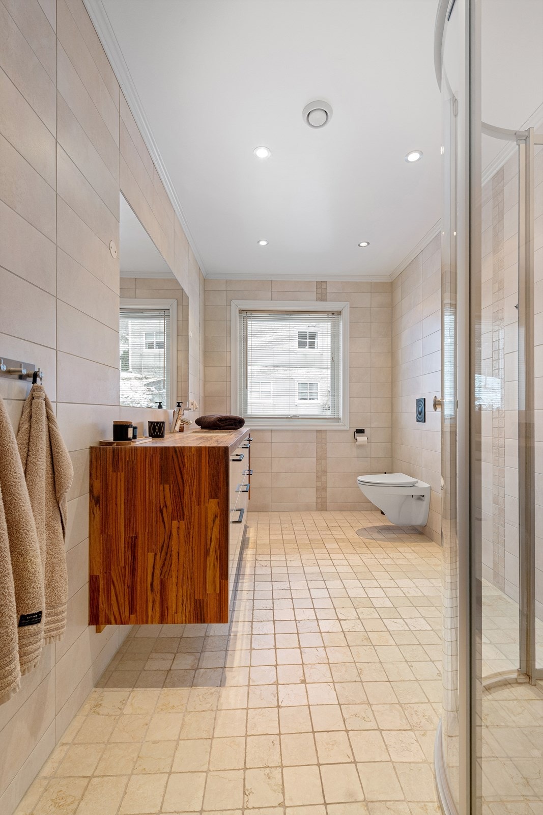 Romslig flislagt bad Galleribilde