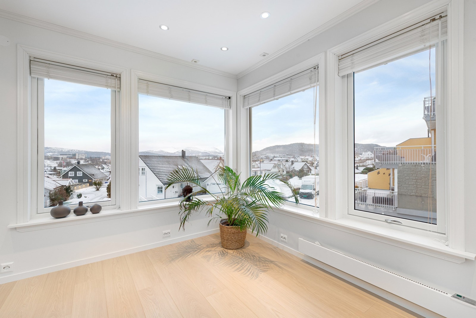 Godt med naturlig lysinnslipp fra vinduer og flott utsikt over Spjelkavika Galleribilde