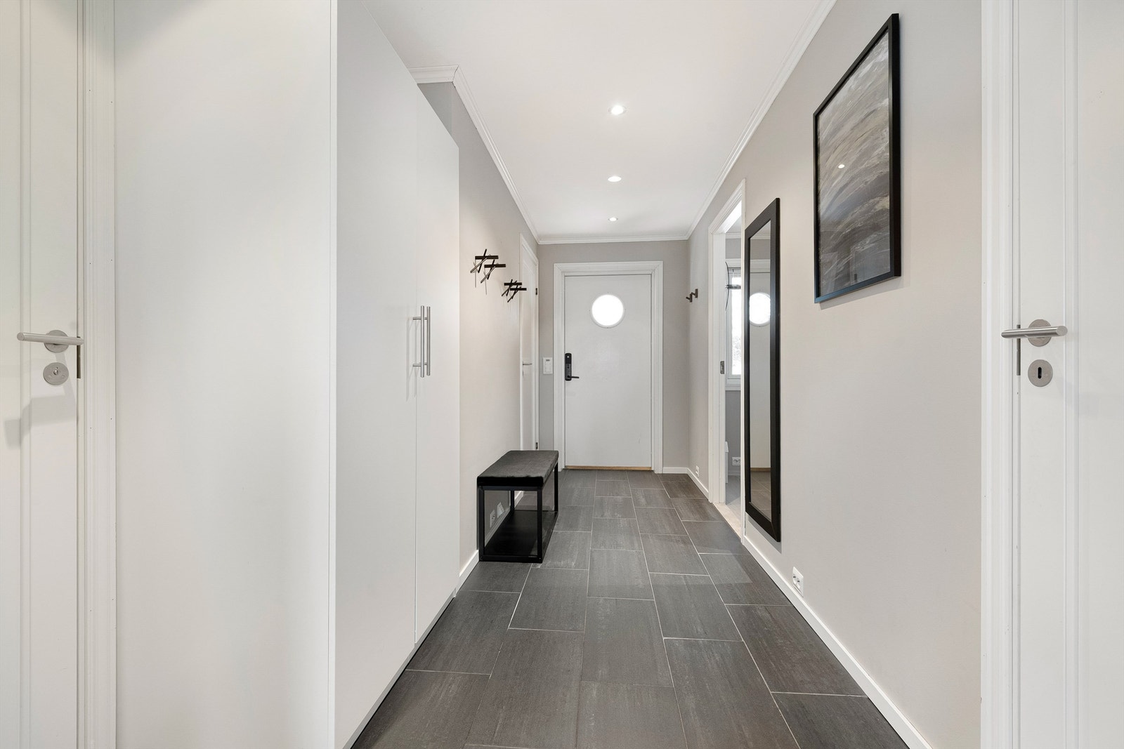 Frittstående garderobeskap med gode oppbevaringsmuligheter for yttertøy i entre/gang Galleribilde