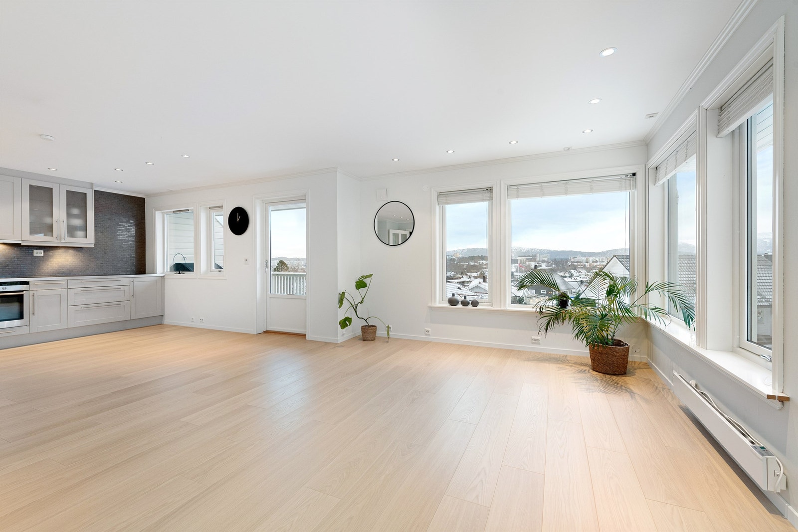 Stor og romslig stue i åpen løsning med kjøkken Galleribilde