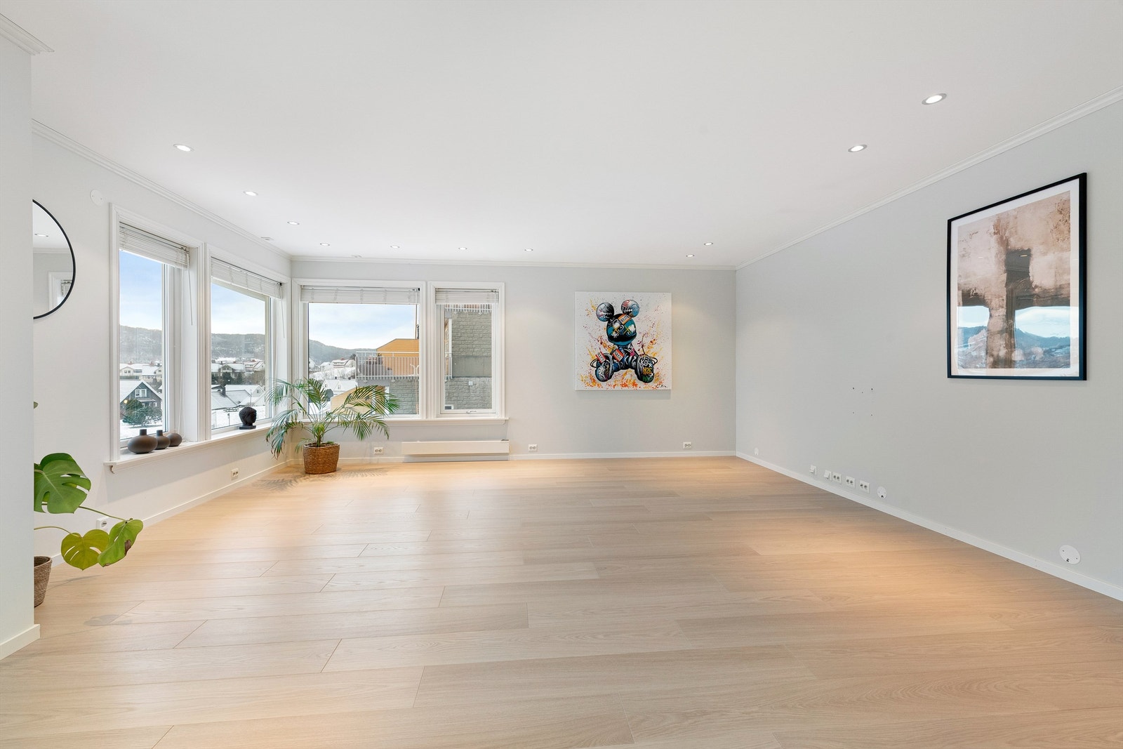 Fra kjøkken mot stue - det er god plass til både sofagruppe og spisestue i tilknytning til kjøkken Galleribilde