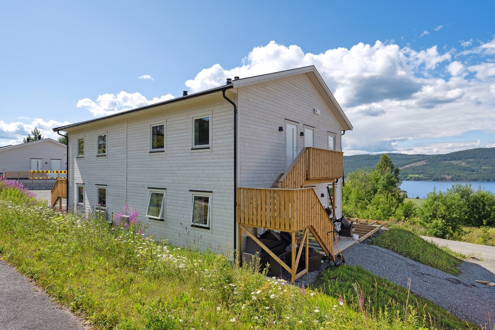 Leiligheten i 2. etg. (4-mannsbolig) har adkomst via felles platting nede og trapp opp til 2. etg. Galleribilde