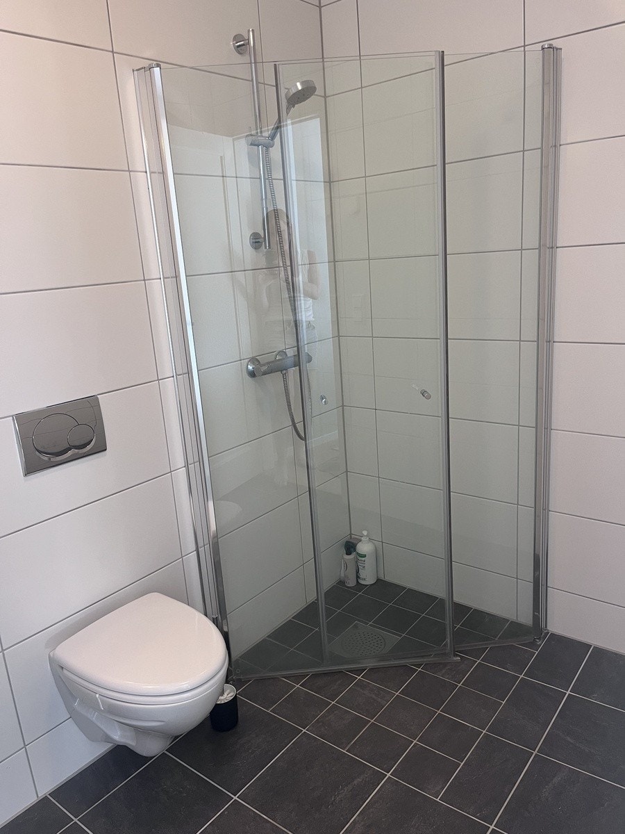 Bad med vaskemaskin Galleribilde