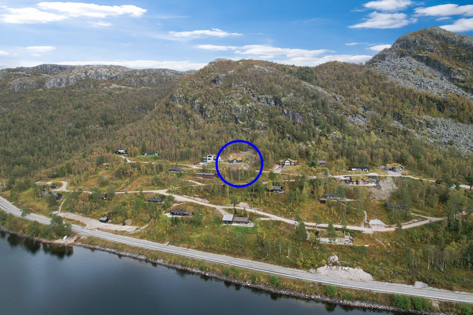 Solrik beliggenhet med flott utsikt. Galleribilde