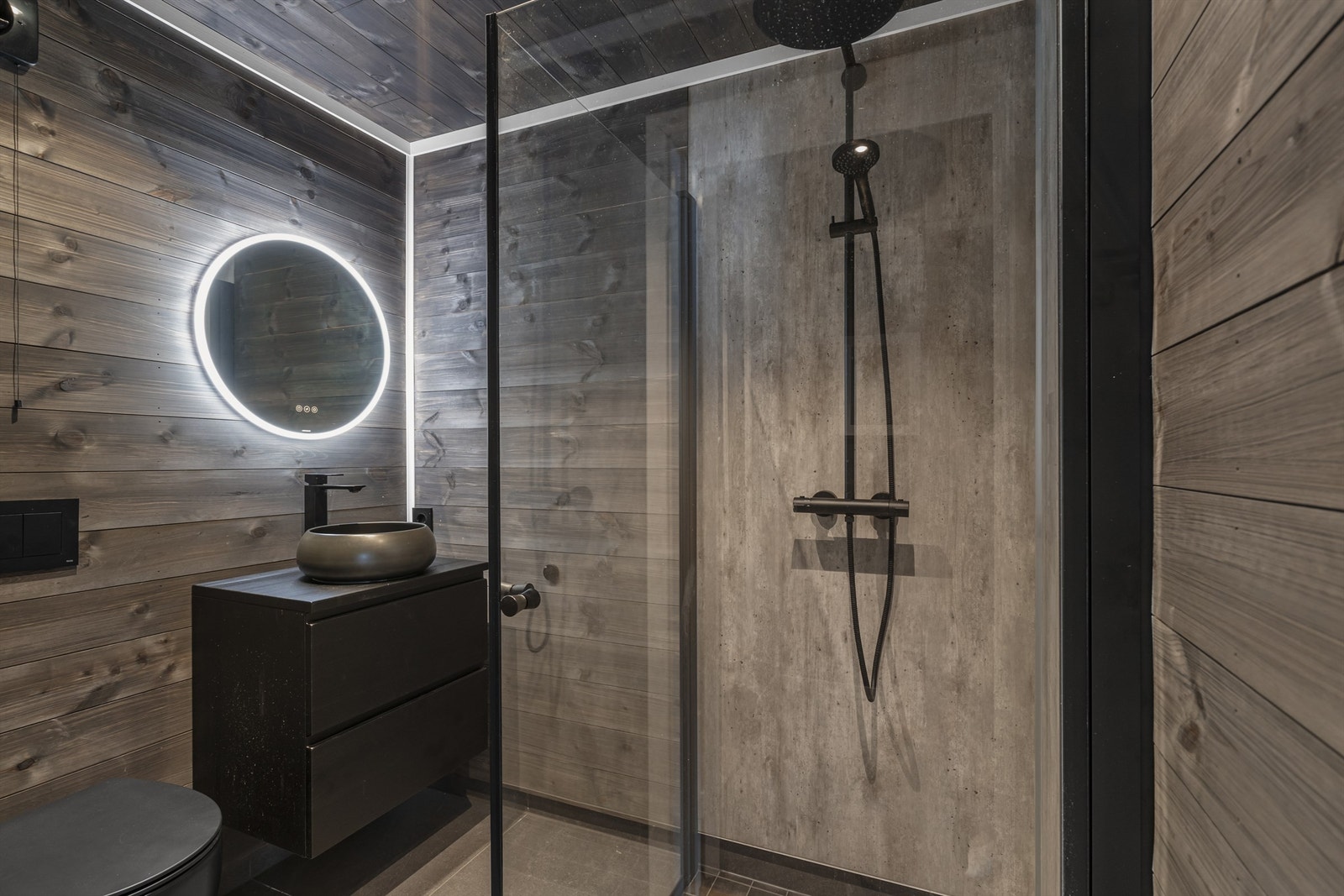 Flott og moderne bad med god atmosfære og behagelige fargevalg. Servant med vask og skuffer, dusjhjørne og wc Galleribilde