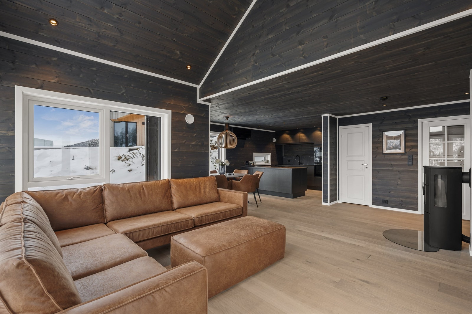 Sosialt og hyggelig rom som naturligvis blir familiens samlingspunkt med plass til mange Galleribilde