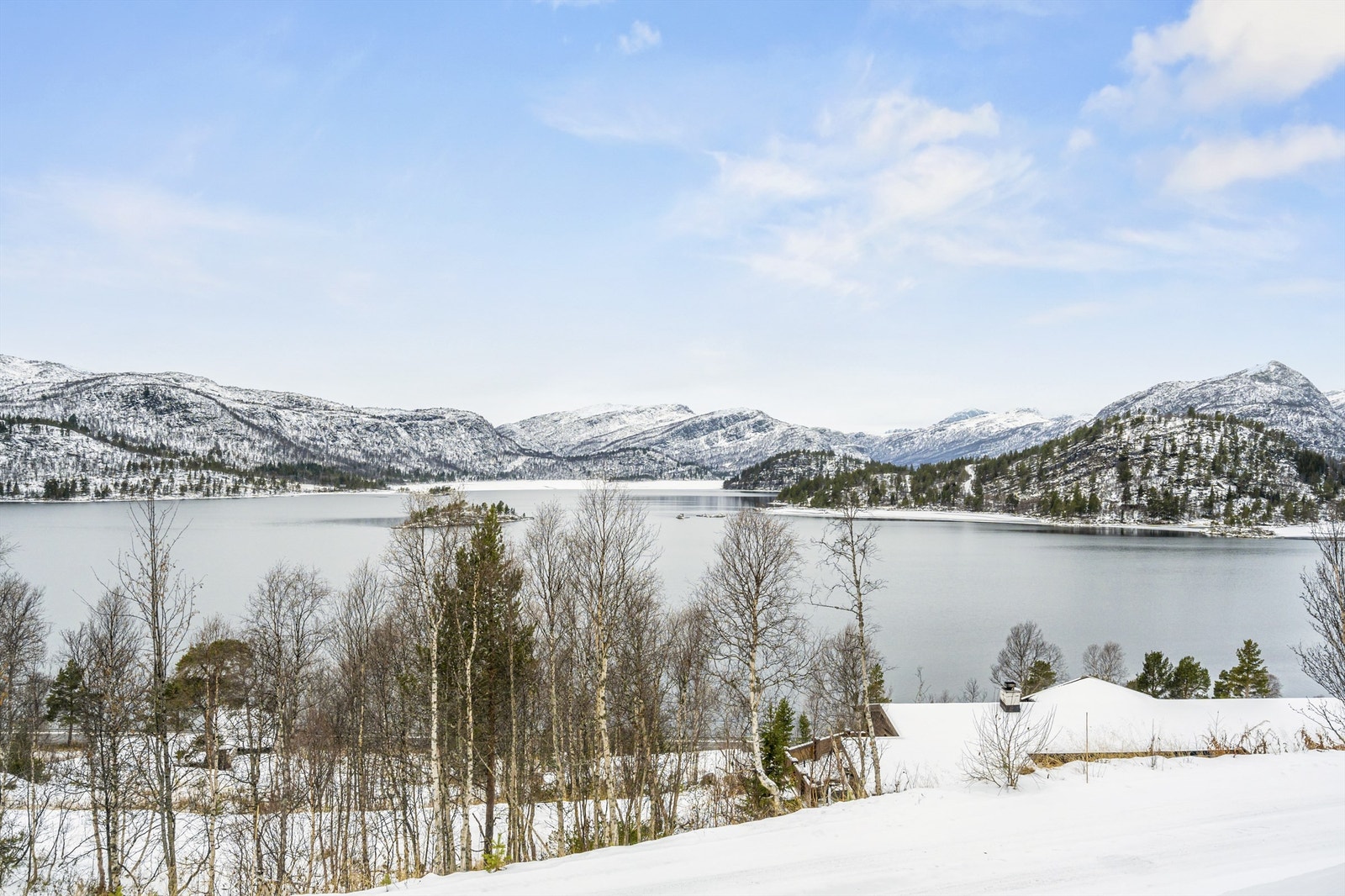 Hytta ligger høyt og luftig og får fantastisk utsikt Galleribilde