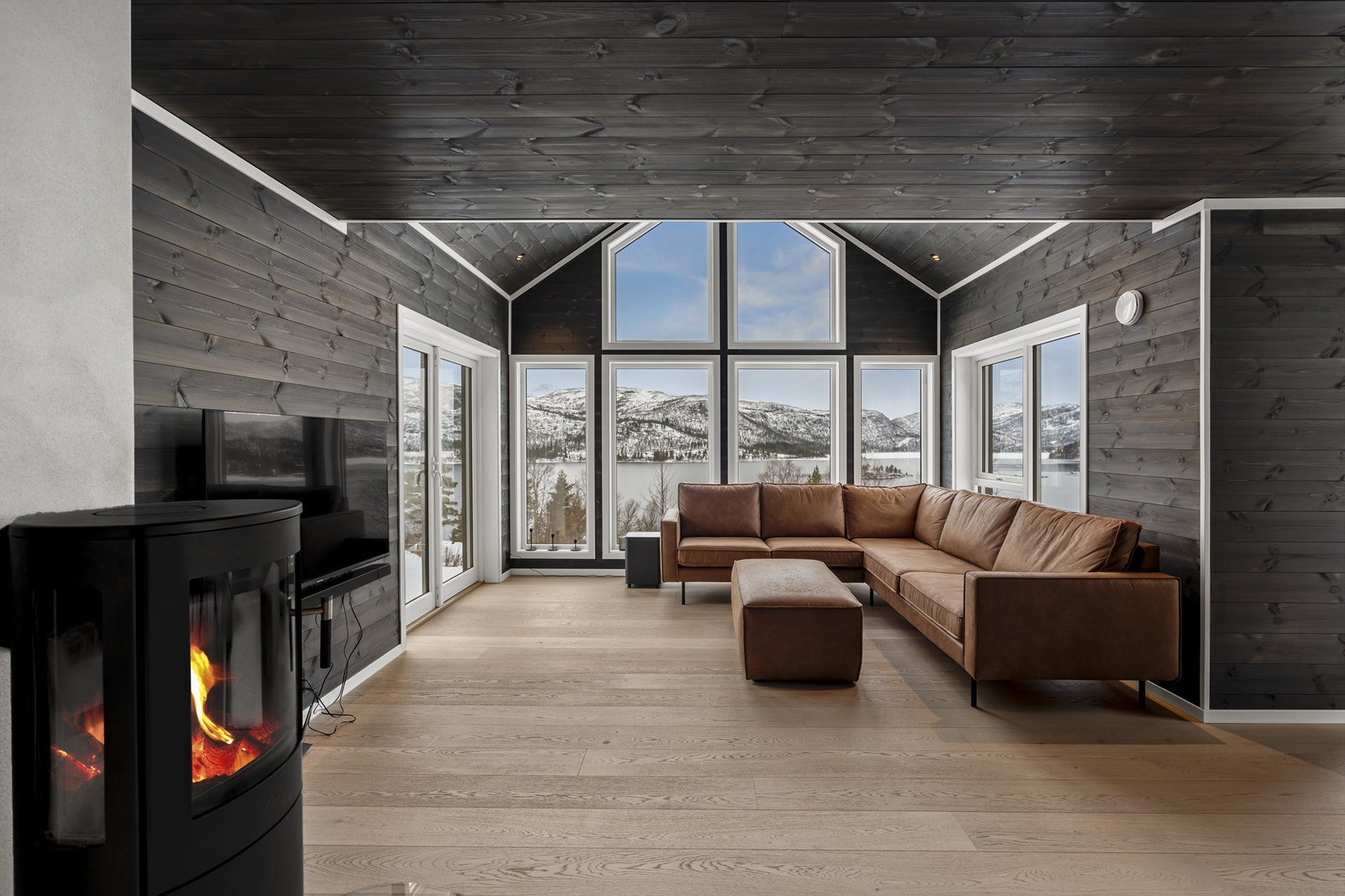 Panoramautsikt mot Hartevatn, skitsenteret og Brattlifjelli. Peisovn. Galleribilde