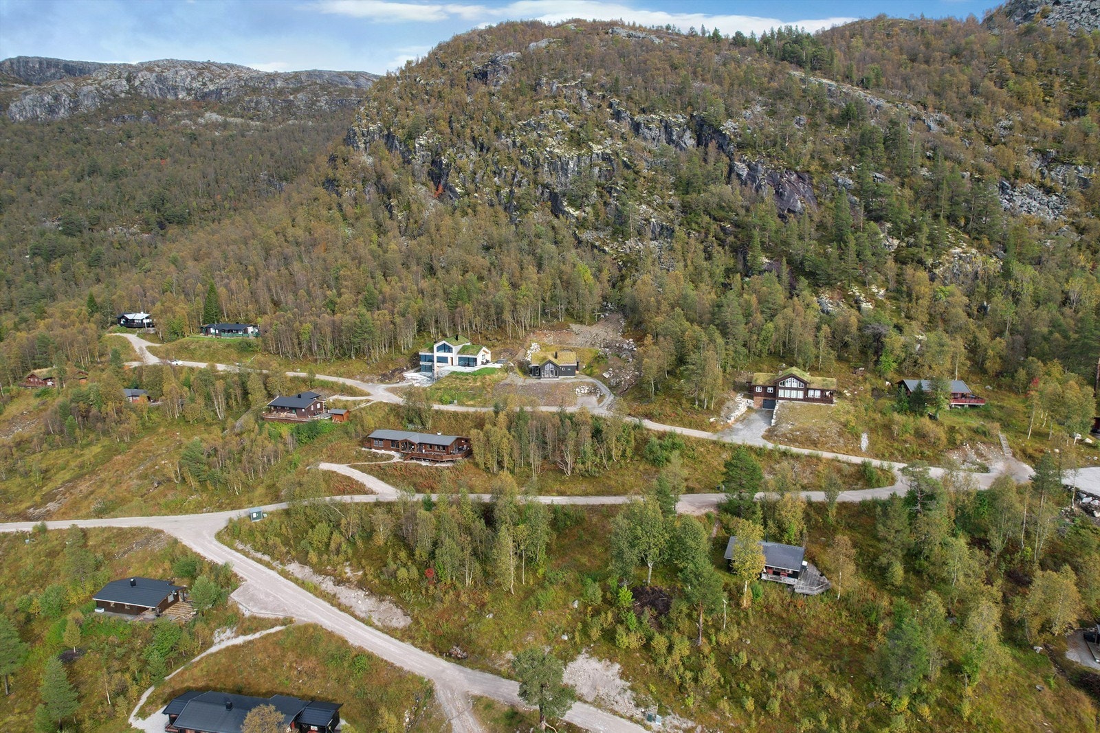 Hytten øverst i hyttefeltet. Midt i bildet. Galleribilde