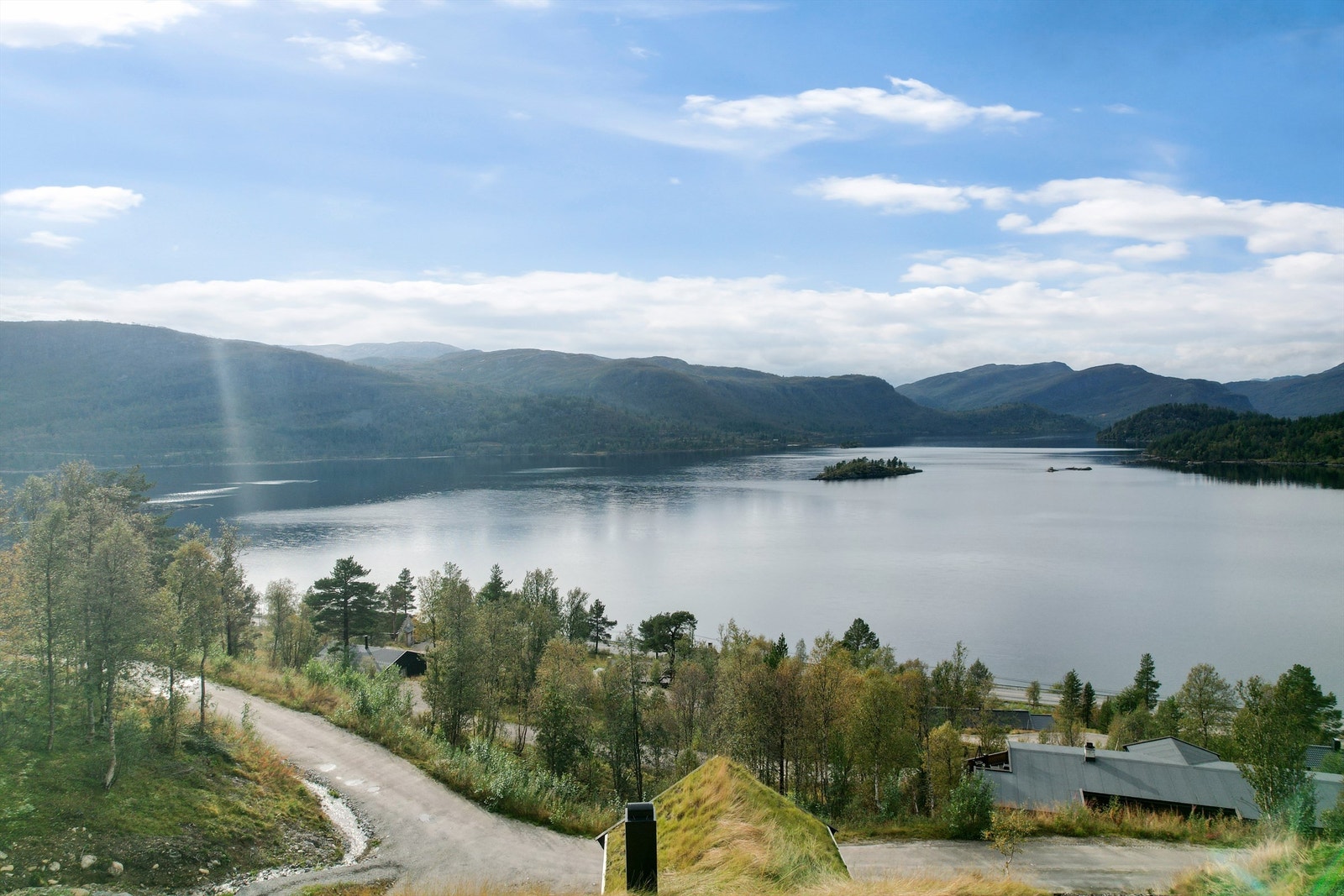 Utsikten mot Hartevann og Enden. Væringsnuten innerst til høyre. Galleribilde