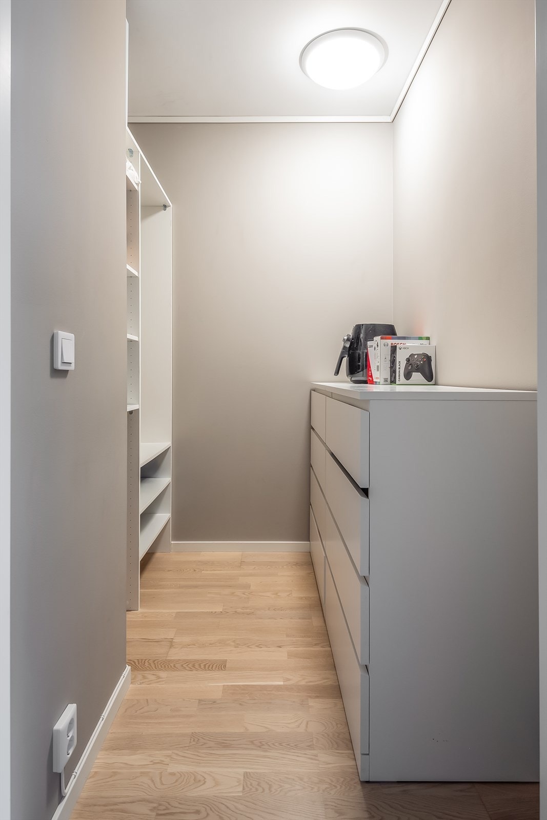 Vegg i vegg med soverommet finner du en romslig, innvendig bod på 3,3 m². Perfekt for oppbevaring eller som et walk-in closet. Galleribilde