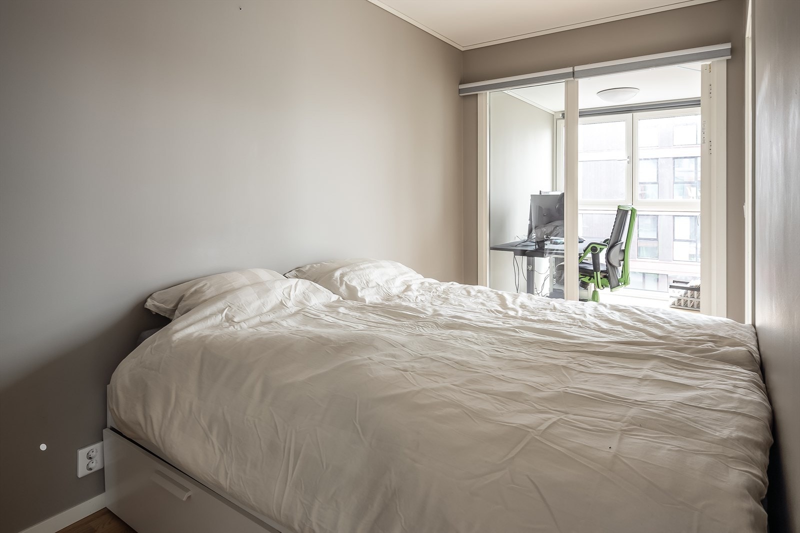 Soverommet måler 9,9 m². Rommet er som resten av leiligheten malt i delikate- og tidsriktige farger. Galleribilde