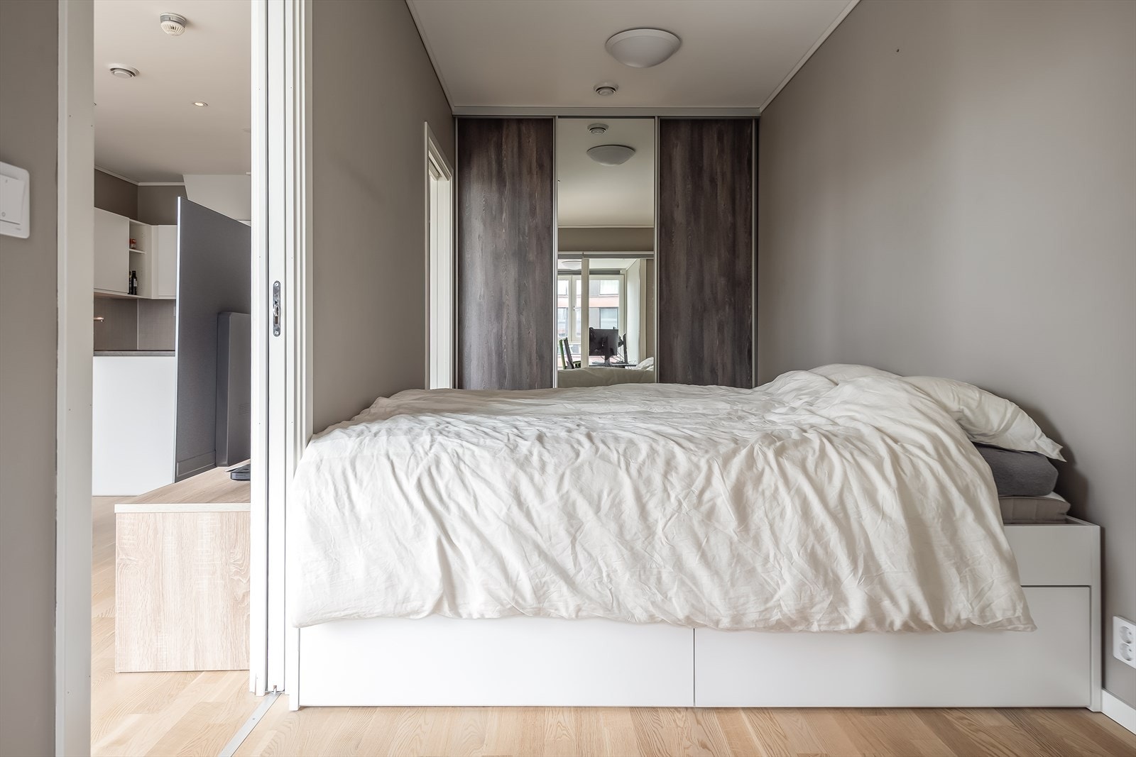 Her får en enkelt plass til dobbeltseng, garderobeløsninger og annet ønsket møblement. Galleribilde