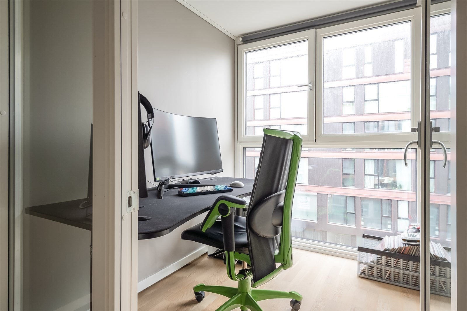 Et eget kontor på 3,7 m² ligger i direkte tilknytning til soverommet, en sjelden luksus i leiligheter av denne størrelsen. Galleribilde