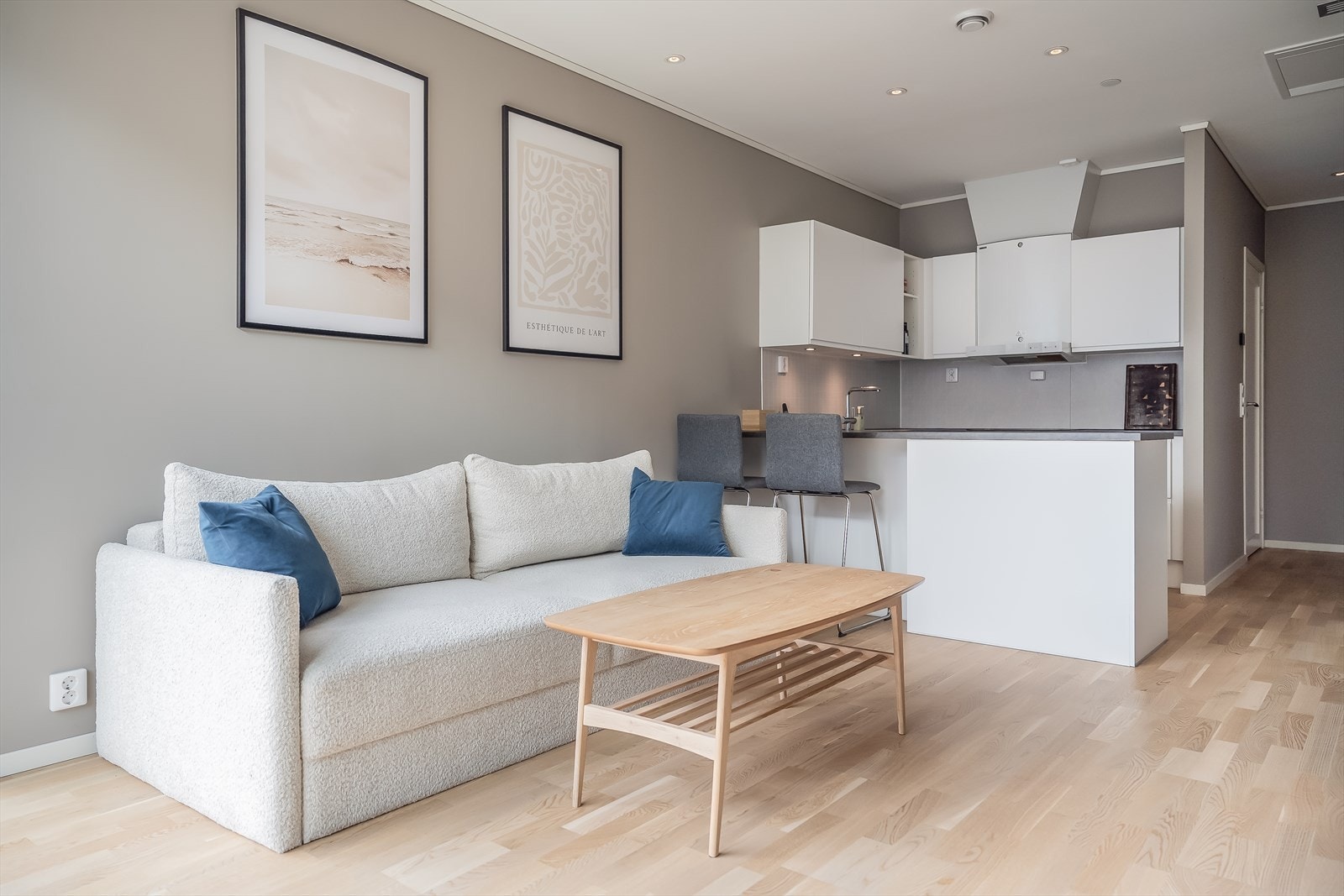 Stue og kjøkken er i åpen løsning, og du får gode 22,8 m² å møblere på. Galleribilde