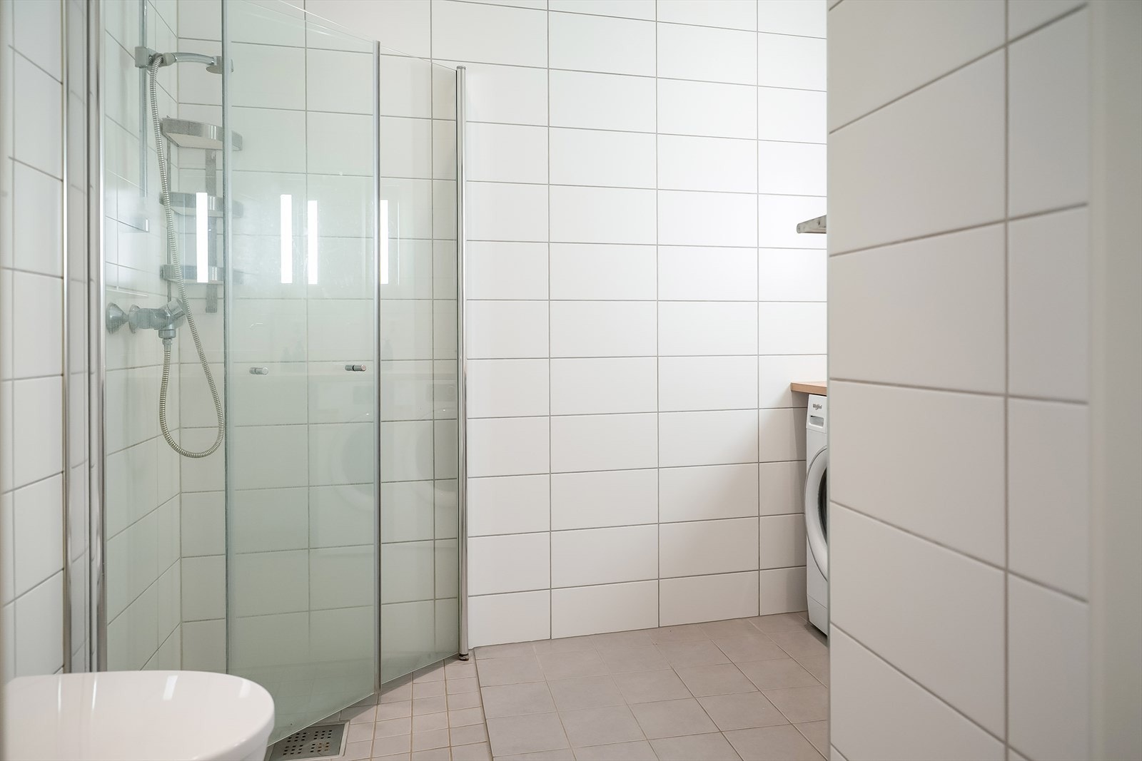 Her får du får selvsagt behagelig varme i gulv og ferdig opplegg for vaskemaskin samt et lekkert dusjhjørne. Galleribilde