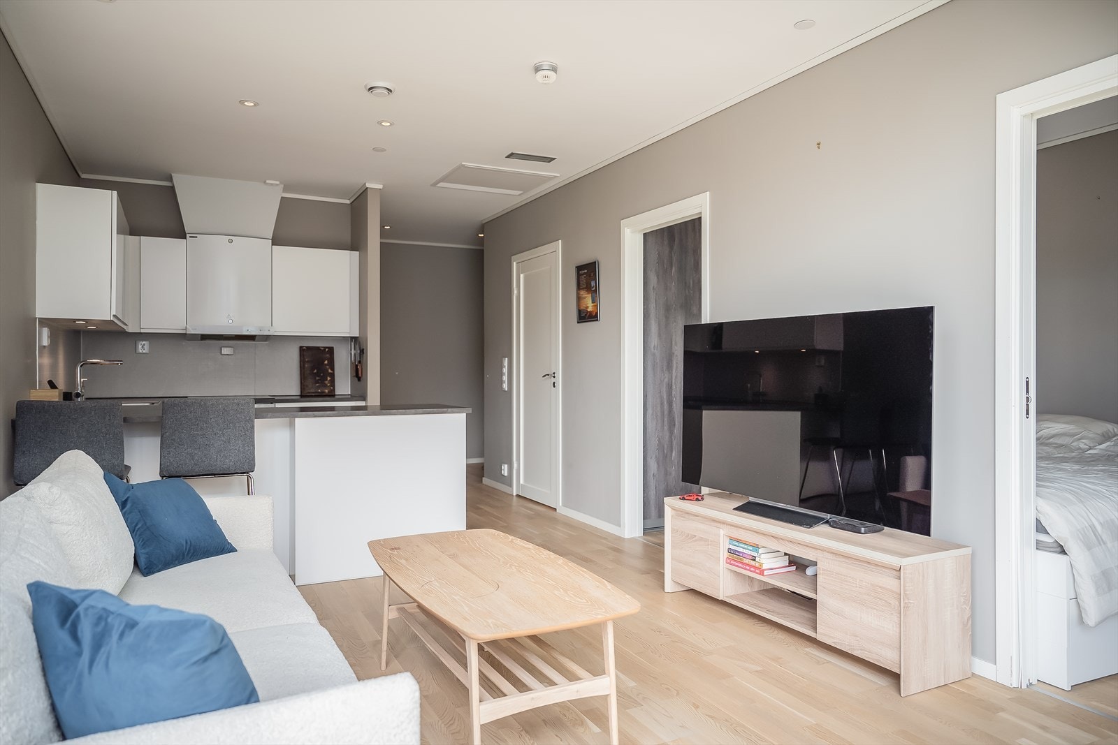 Det er en gjennomgående bruk av 3-stavs eikeparkett i hele boligen, utenom badet. Galleribilde