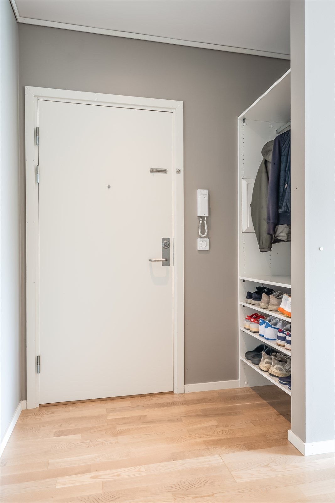 Når du kommer inn i leiligheten trer du inn i en lys og romslig entré med god plass til sko og yttertøy. Utenfor leiligheten har du én bod på 5 m² i kjeller, for ekstra plass til oppbevaring. Galleribilde