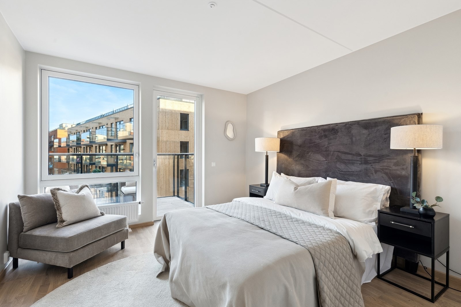 Romslig hovedsoverom med utgang til østvendt balkong Galleribilde