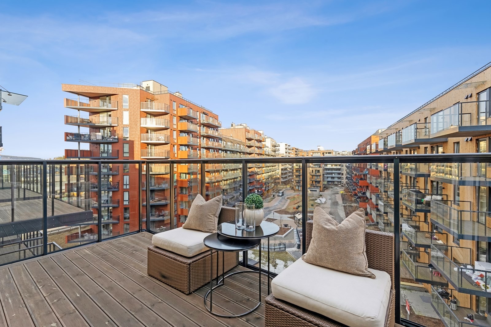 Det er utgang til østvendt balkong på 9 kvm fra hovedsoverommet Galleribilde