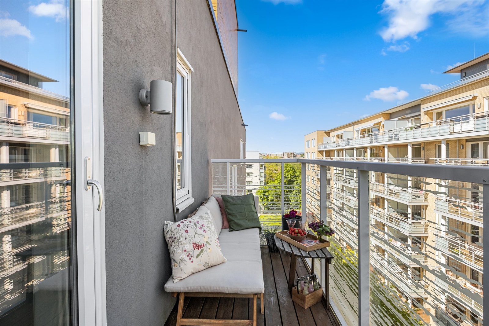 Hyggelig balkong med kveldssol. Utgang fra hovedsoverom. Galleribilde