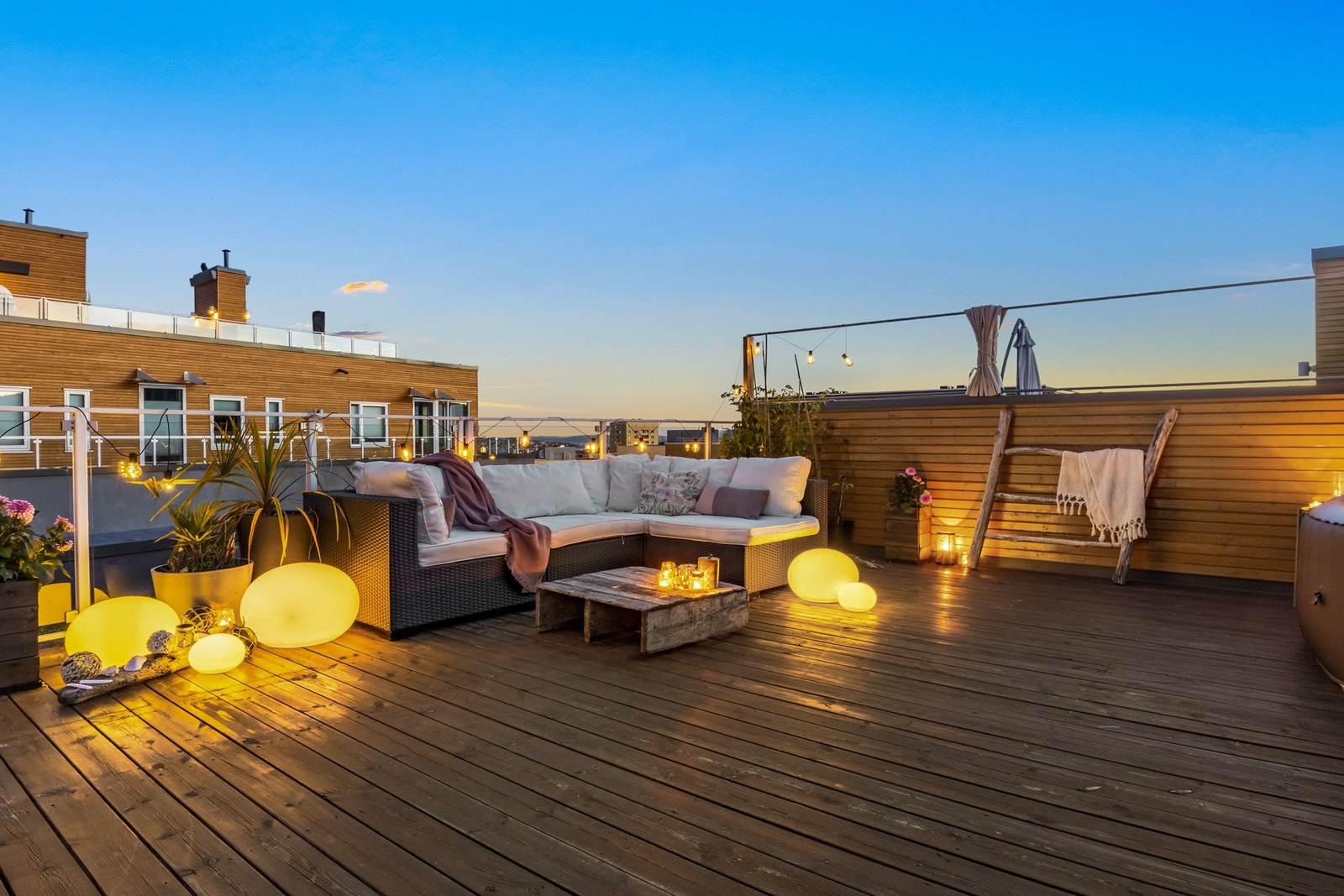 På den private takterrassen er det god plass til en sittegruppe. En perfekt plass å nyte sene sommerkvelder i godt selskap. Galleribilde