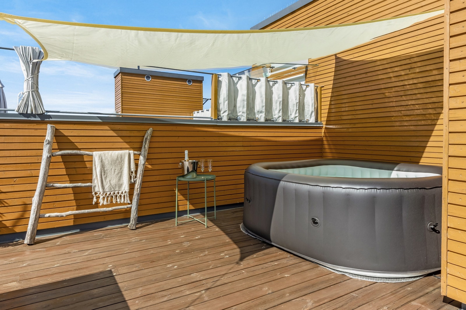 På takterrassen har nåværende eier en oppblåsbar jacuzzi. I Sandakerveien 70D er alt tilrettelagt for et behagelig liv. Galleribilde