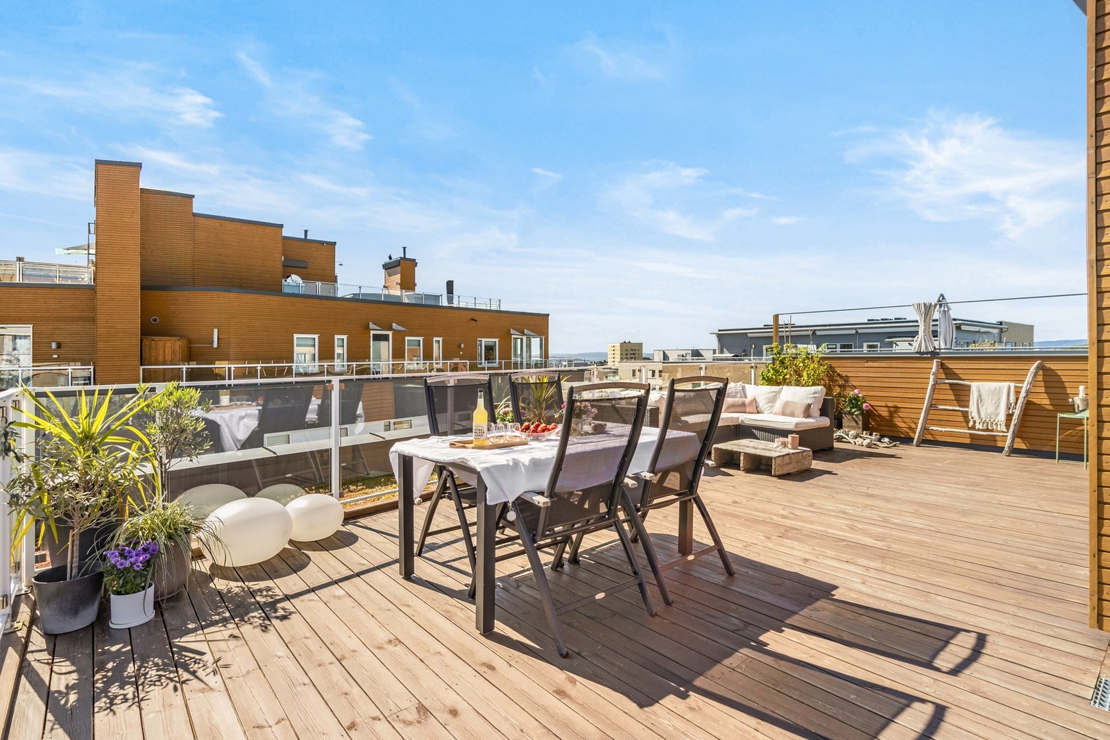 Her er det duket for selskap i solen. Galleribilde