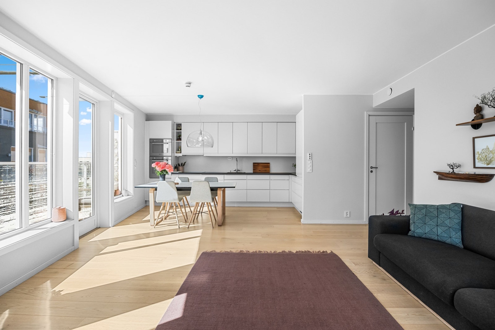 Fra stuen kommer man ut til den solrike balkongen. Galleribilde