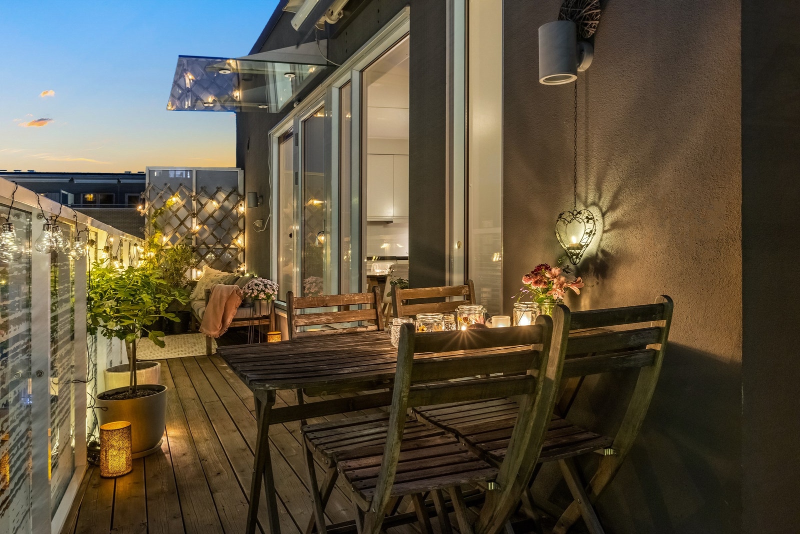 Balkongen på kveldstid. Galleribilde