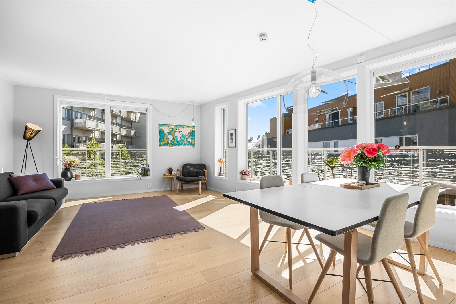 Leiligheten har en romslig kombinert stue og spisestue. Store vindusflater fyller hele leiligheten med naturlig lys. Galleribilde