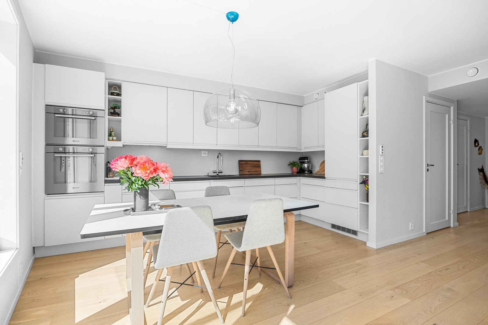 Stilrent Sigdalkjøkken med svært god skap- og benkeplass. Kjøkkenet har sømløst integrerte hvitevarer inkl. kjøleskap, koketopp, oppvaskmaskin, steke- og dampovn. Galleribilde