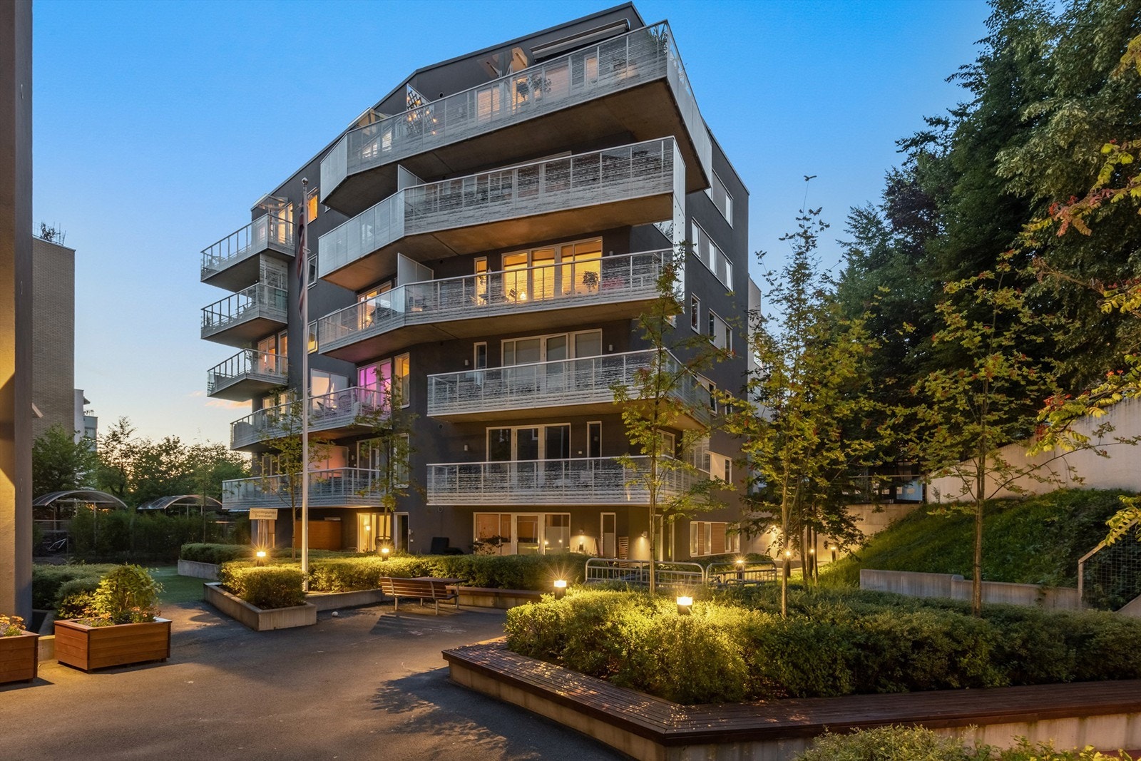 Områdene på utsiden av bygget er svært pent opparbeidet og velholdt. Galleribilde