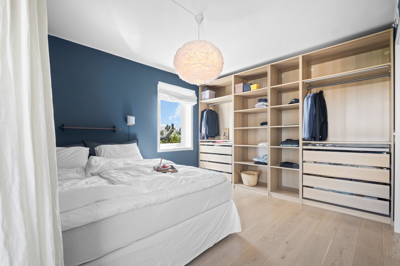 Soverommet har svært god oppbevaringsplass. Galleribilde