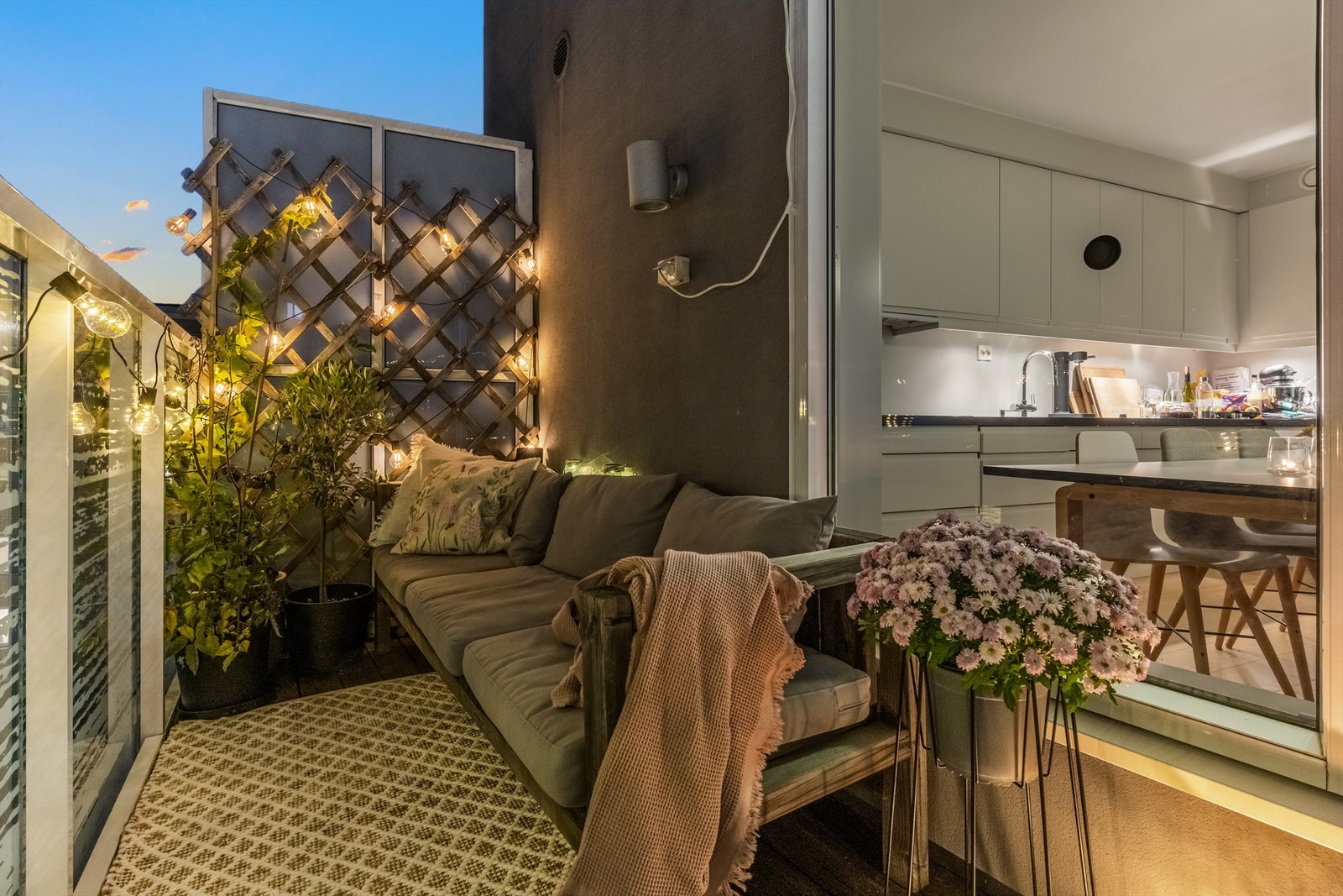 Sittegruppen på balkongen er en lun og fin plass å tilbringe sommerkveldene. Galleribilde