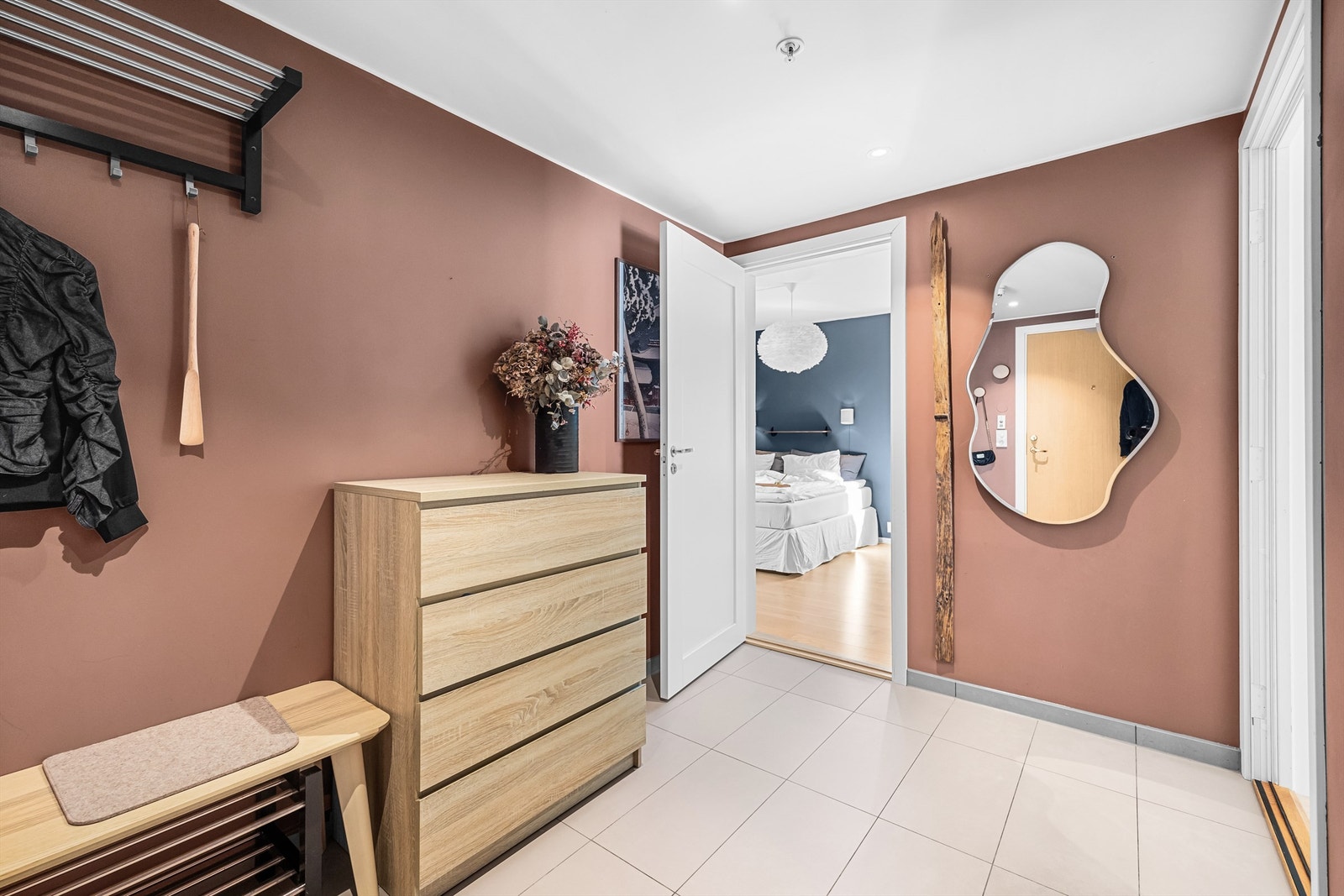 Entréen til boligen er lys og innbydende med plass til å henge fra seg yttertøy og sette fra seg sko. Galleribilde