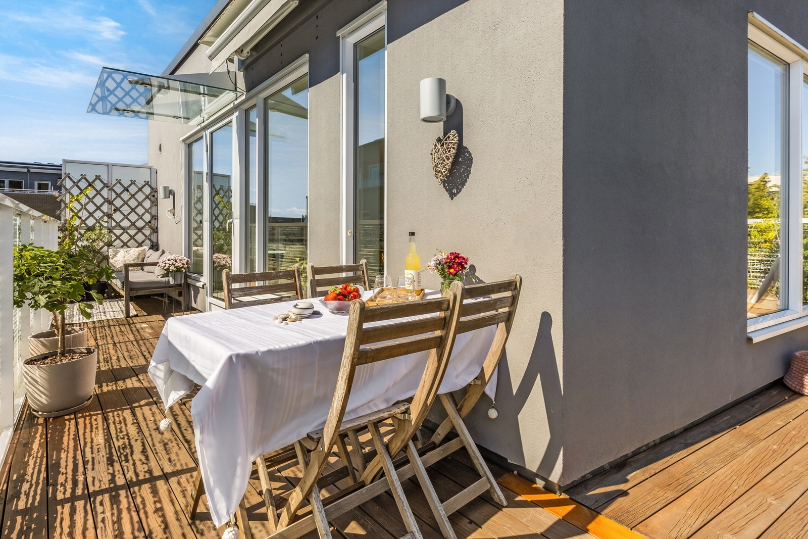 Den sørvendte balkongen er innredet med en koselig spisegruppe samt en sittegruppe i hjørnet. Galleribilde