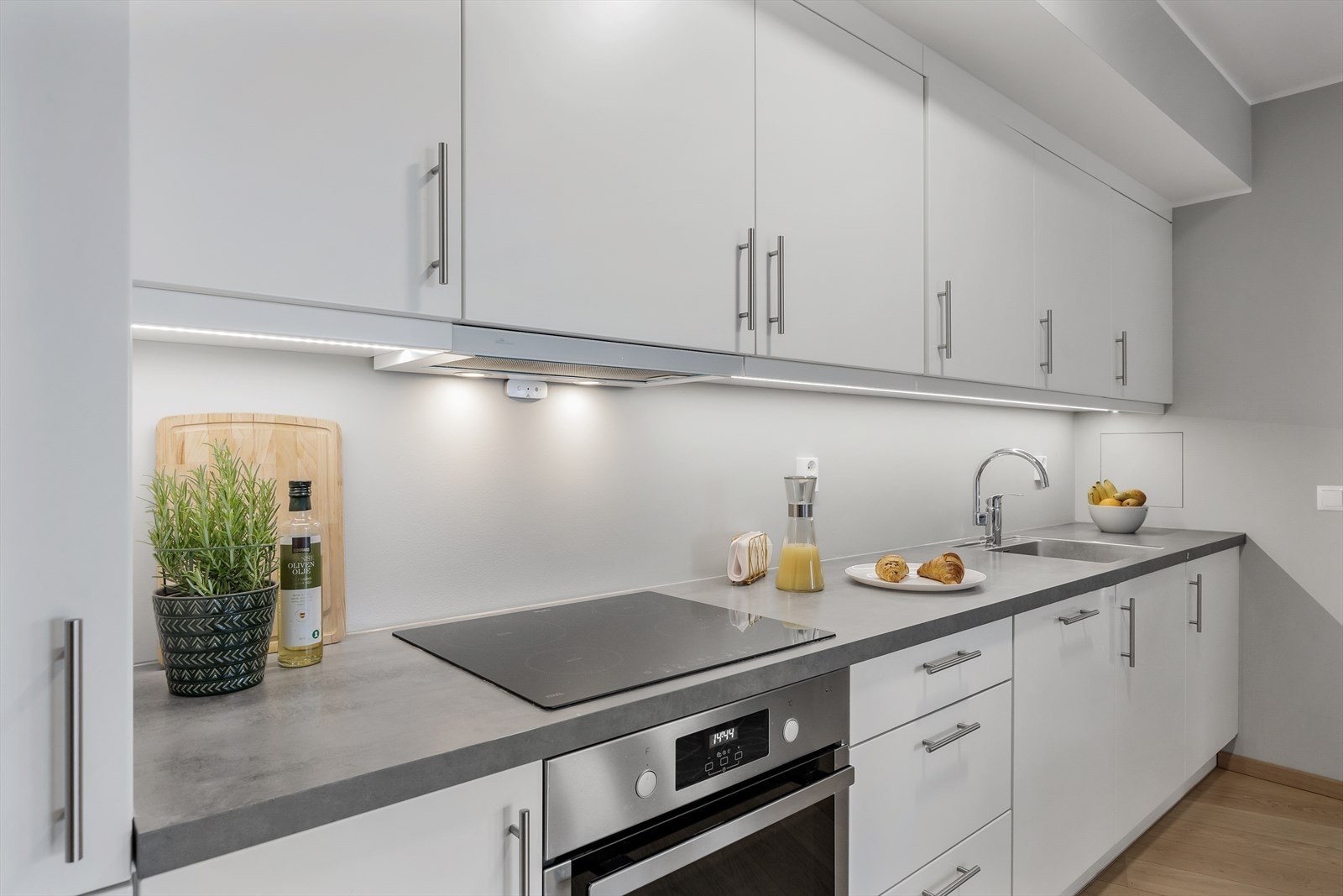 Kjøkkenet har lyse, flotte fronter, laminat benkeplate og integrerte hvitevarer. Galleribilde