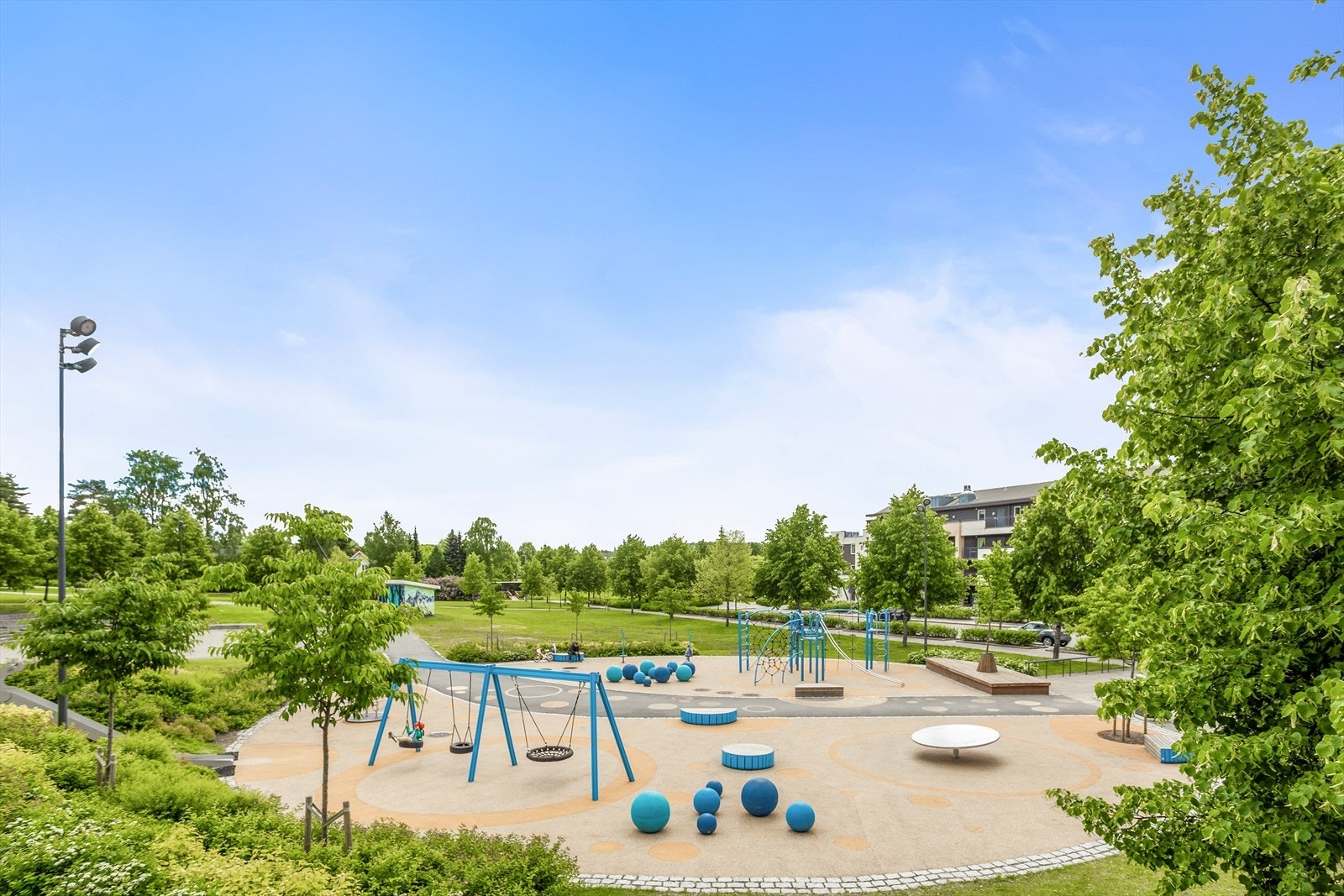 Jessheim byr på flotte parkområder og lekeplasser, perfekt for aktive familier og rekreasjon. Galleribilde