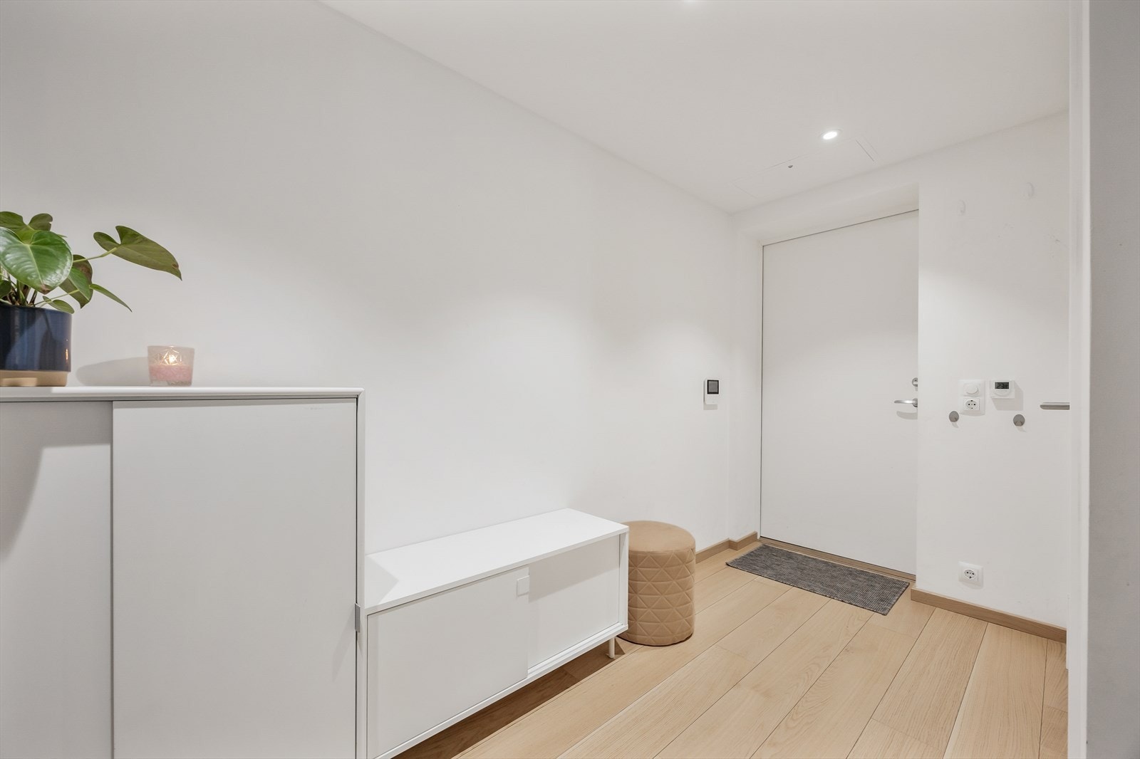 Innbydende entré med god plass for garderobeløsninger og praktisk avlastningssone. Galleribilde