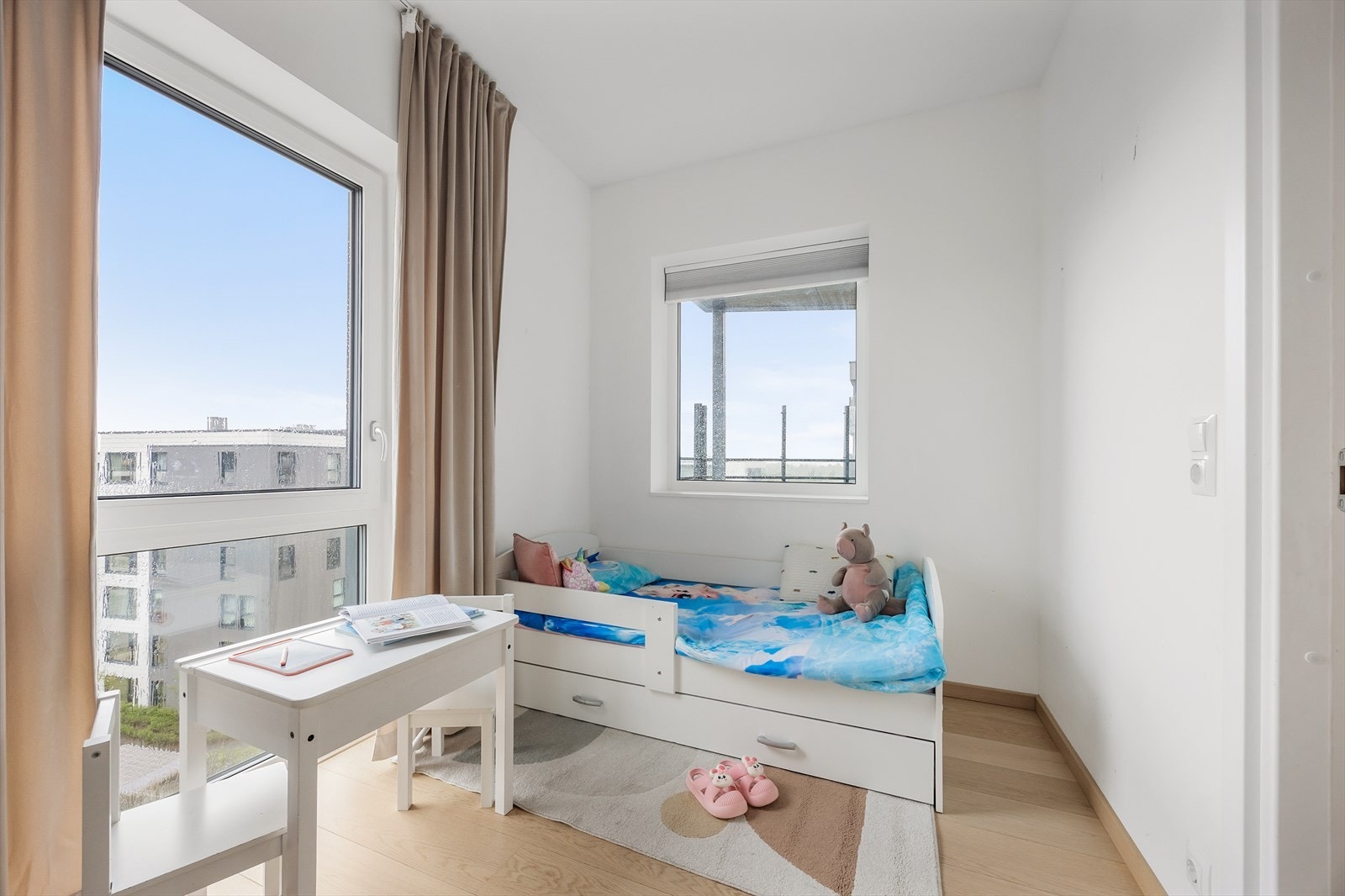 Fleksibelt soverom med store vinduer, perfekt som barnerom eller hjemmekontor. Galleribilde