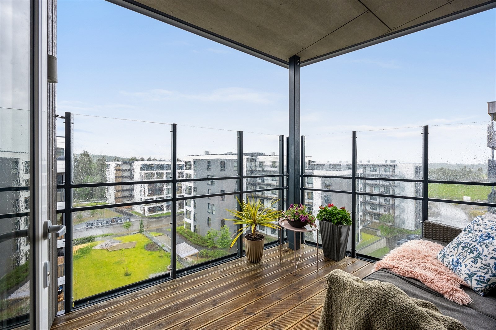 Sørvendt balkong med glassrekkverk og takoverbygg for komfort året rundt. Galleribilde