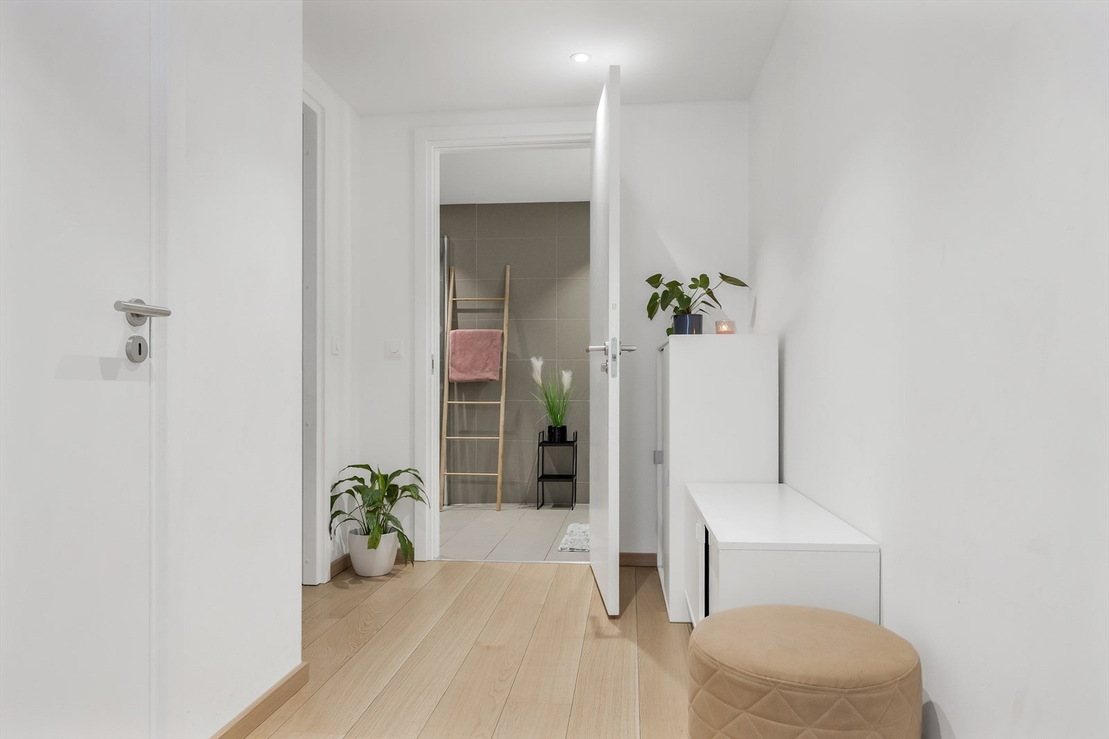 Fra boligen er umiddelbar tilgang til praktisk bod, som også kan fungere som garderobeplass. Det er gulvvarme i entreen. Galleribilde