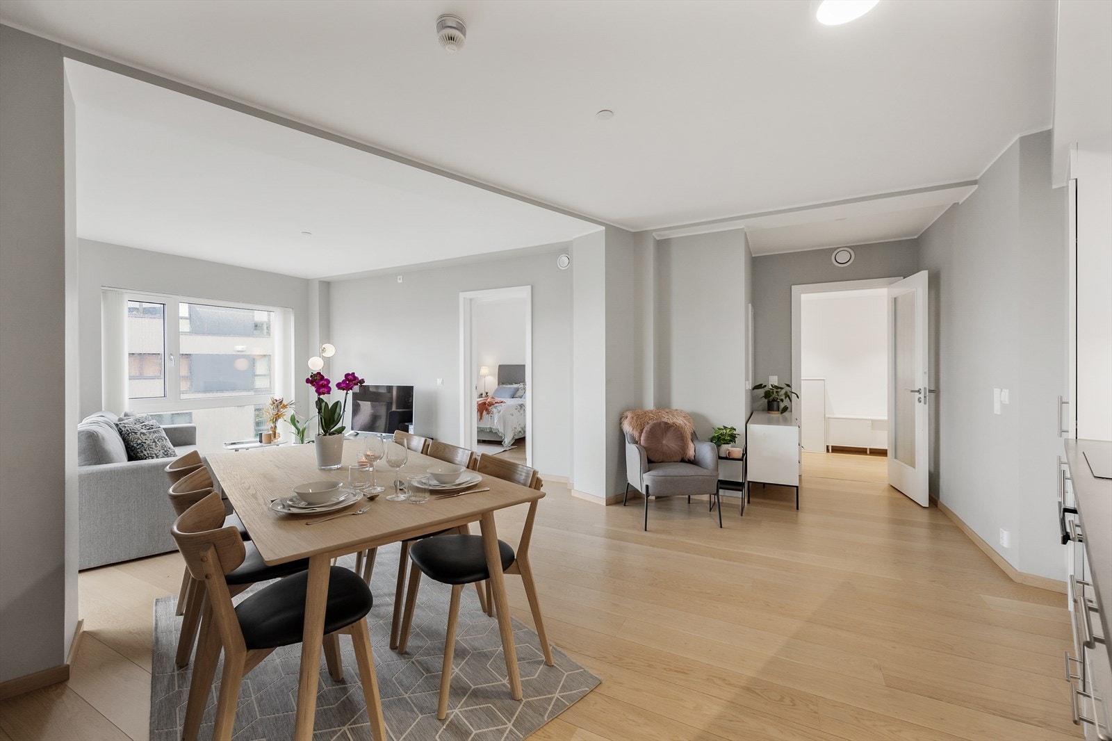 Stue og spisestue i åpen løsning gir gode muligheter for både hverdag og fest. Galleribilde