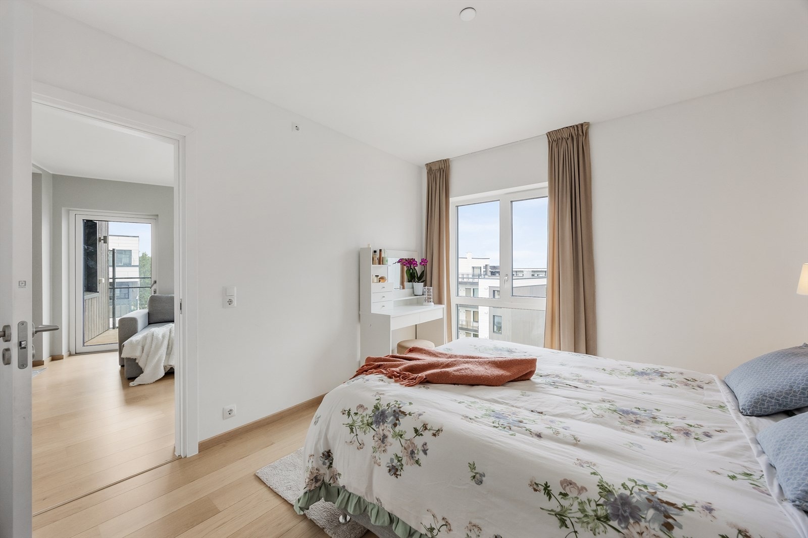 Lyse, flotte overflater på soverommet. Galleribilde