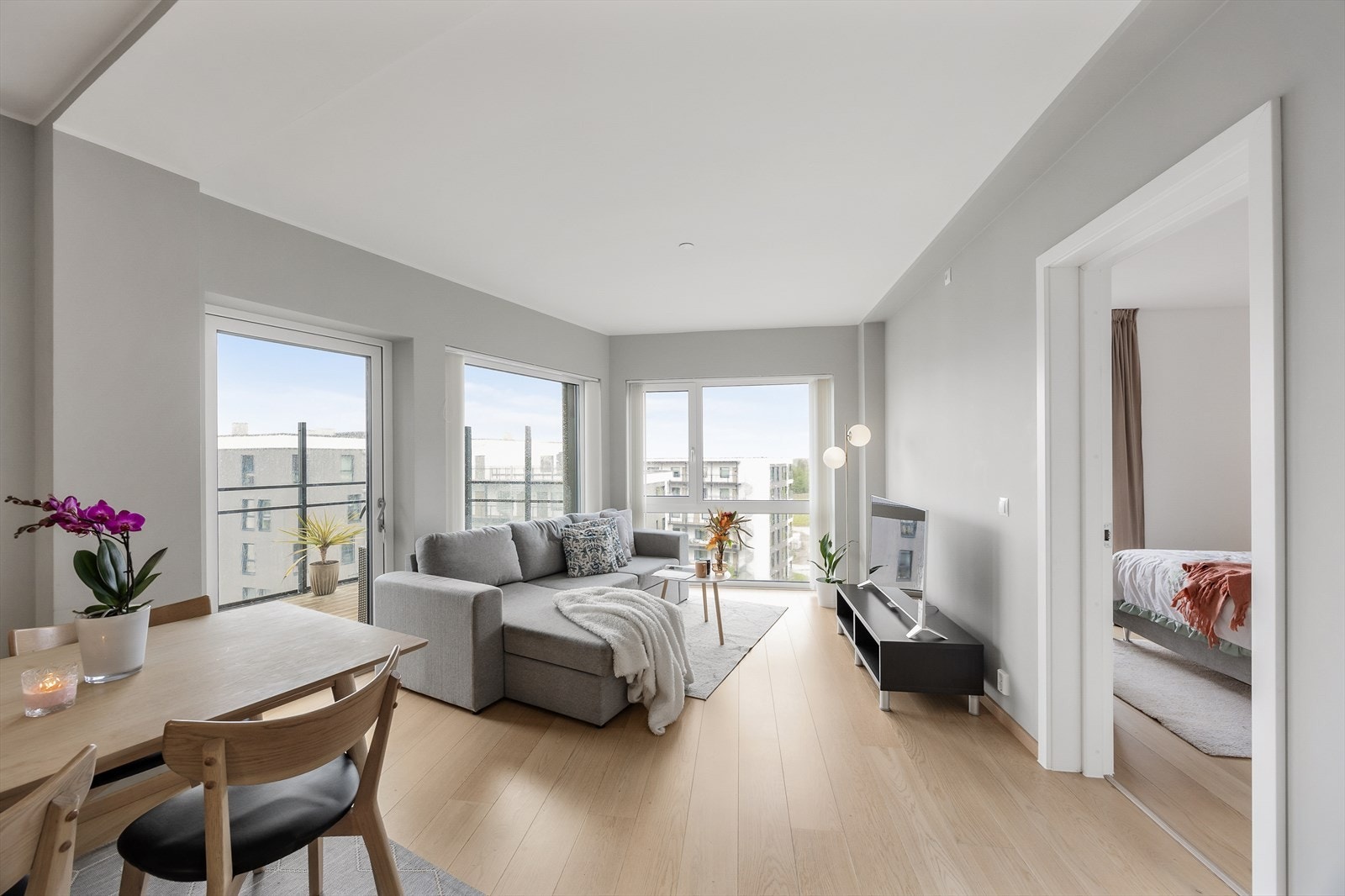 Stue med store vindusflater som gir en luftig og god følelse. Galleribilde