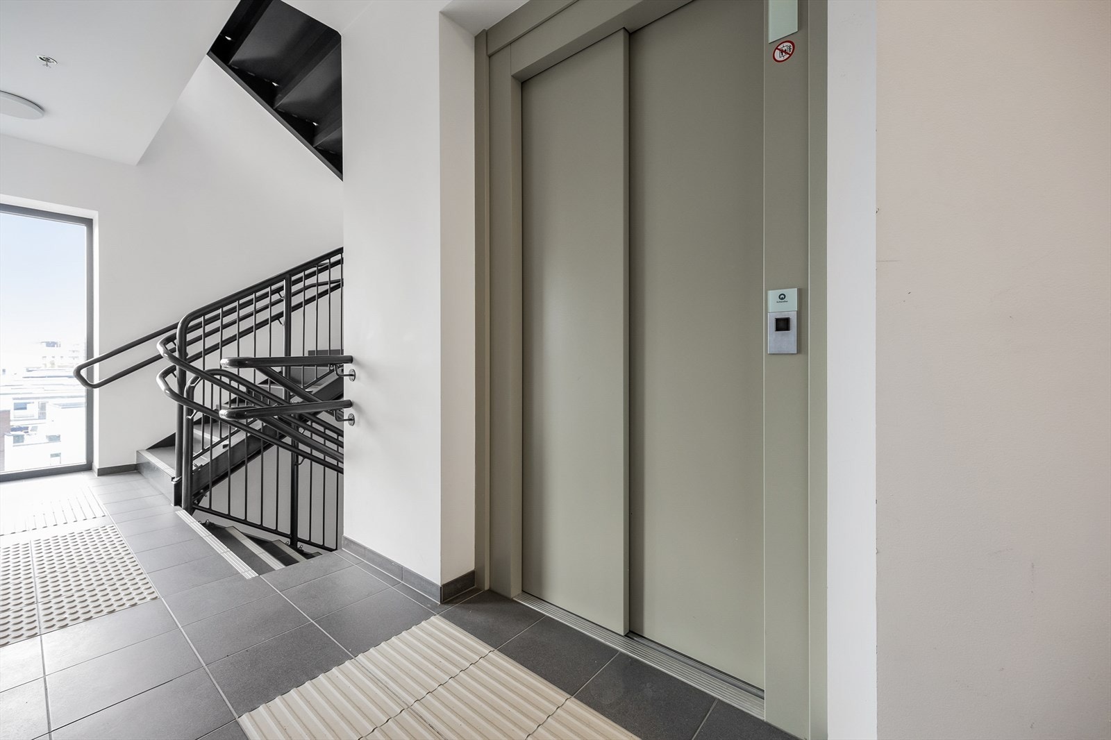 Heis i bygget gir enkel adkomst til leiligheten i sjette etasje. Galleribilde