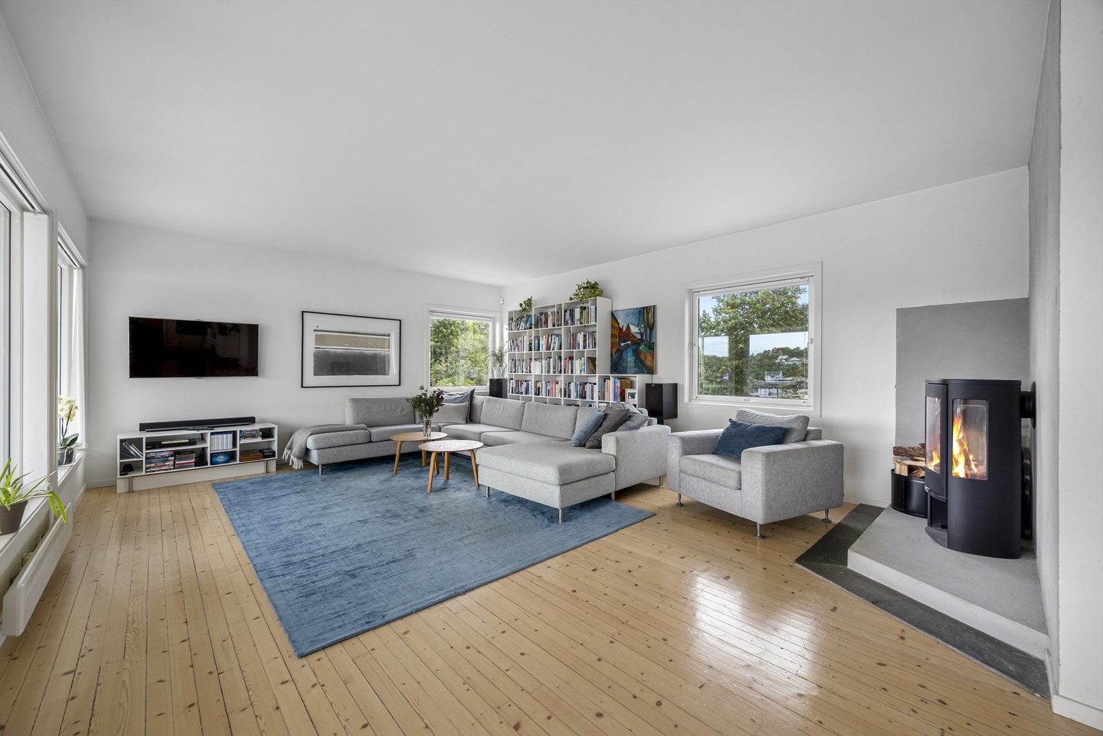 Boligen har hovedinngang på øvre plan som også er boligens hovedplan. Her er alle funksjoner samlet på ett gulv. Galleribilde